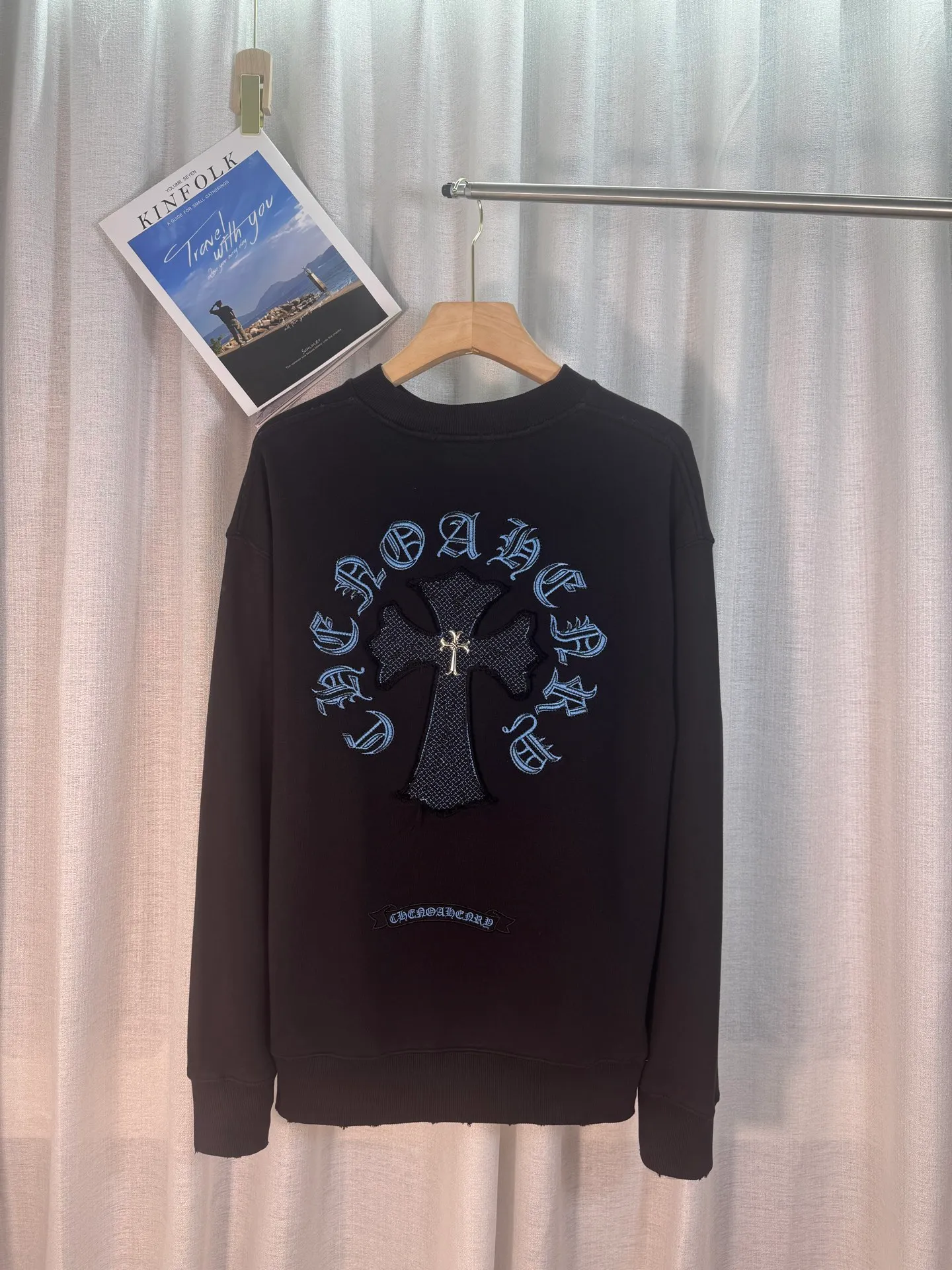 P260 top version, real shot without P, ​​different from market currency) 𝗖𝗵𝗿𝗼𝗺𝗲 𝗛𝗲𝗮𝗿𝘁𝘀/Cro Heart 2025 denim patch embroidery autumn and winter new original single counter American laser burnt 3D three-dimensional color embroidery couple casual sweatshirt 👑The highest version! Customized fabric 430g tripe terry fabric! American acid washed distressed original denim with burnt flowers ✟appliqué embroidery and exquisite embroidery of letters! The best-selling model in the counter, very comfortable to wear. Accessories: original molded and authenticated collar label➕100% silk wash label. Genuine purchase-grade original hangtag➕matching hanging rope➕3D hanging beads➕original packaging bag. Craftsmanship: The original version has consistent wiring! The highest version of the armhole matching technique! Color: White Black Size: S M L XL Style No.: 9330